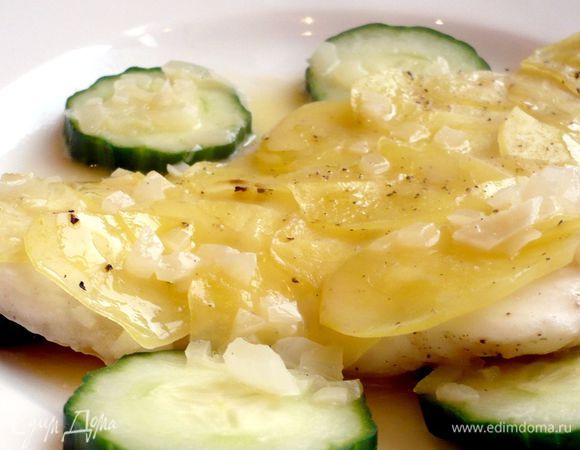 Подавать наш гратен можно с порезанным кружочками и бланшированным огурцом и приправив нашим необыкновенным соусом! Вкусно!!!
