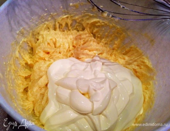 К творожной массе добавить сметану и ванилин и еще раз все хорошо взбить...