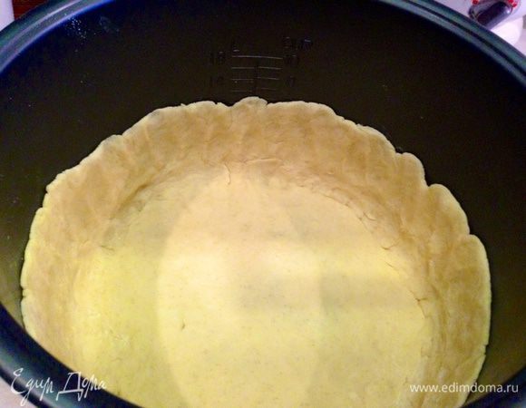 Тесто распределить по кастрюльке мультиварки, сделав бортики ...