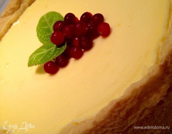 Достать пирог, перевёрнут кастрюльку на дощечку, а потом обратно на тарелку. Рекомендую поставить пирог в холодильник на пару часов, а после полного охлаждения наслаждаться нежным, воздушным вкусом. Приятного аппетита!