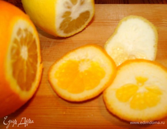 Лимоны и апельсины помыть. Срезать у них "горбушки" или "попки"... кому как больше нравится))))