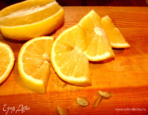 Порезать сначала пополам, потом на дольки. Вынуть косточки.