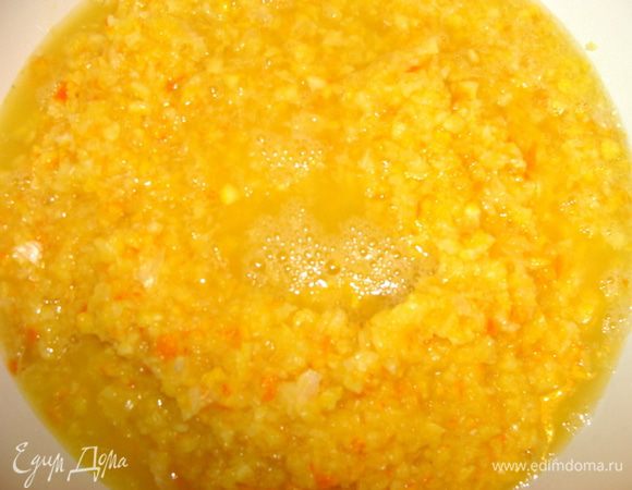 Добавить воду и поставить на огонь. После закипания варить 2 минуты.