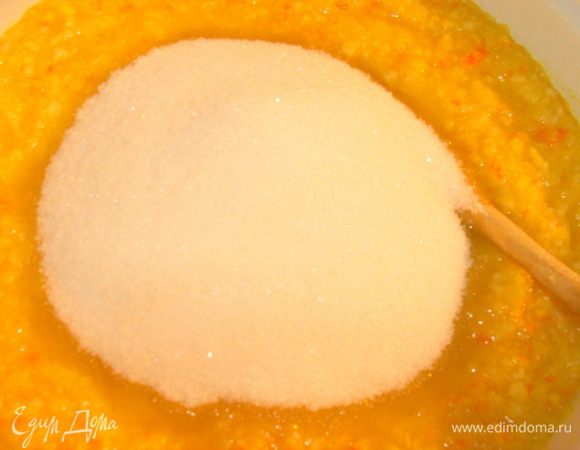 Добавить сахар, перемешать, опять довести до кипения и варить, помешивая, 15 минут.