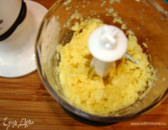 Имбирь почистить, порезать кусочками и измельчить в блендере.