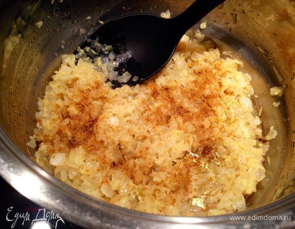 Лук мелко нарубить, чеснок и имбирь натереть на мелкой терке. На дно кастрюли, в которой будете варить суп, выложить сливочное масло и обжарить в нем до прозрачности лук, чеснок, имбирь. Добавить куркуму...