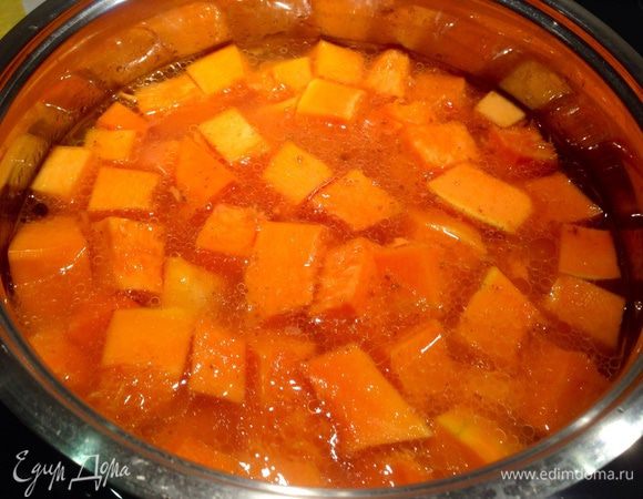 Добавить тыкву, залить водой, варить до готовности. Время зависит от сорта тыквы, в среднем варить около 30 мин...