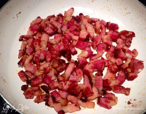 Пока варится суп, бекон нарезать маленькими брусочками и обжарить  до хрустящей корочки...