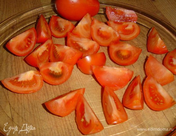 Помидоры моем, даем стечь воде, а затем разрезаем на сегменты.