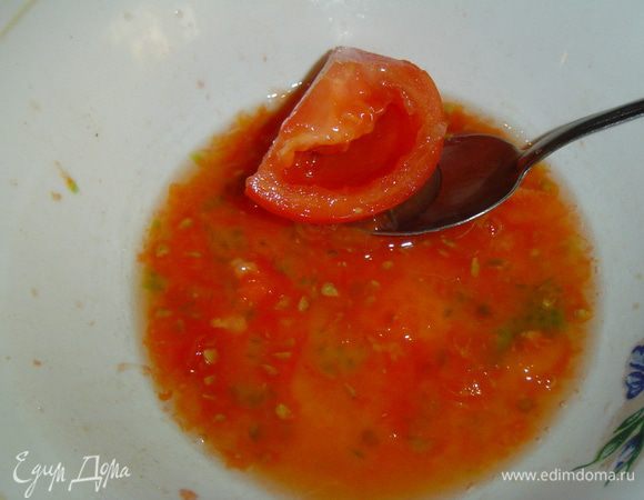  С помощью чайной ложки удаляем из сегментов семечки и мякоть с соком вокруг них, это делается быстро, а сока уходит немного.