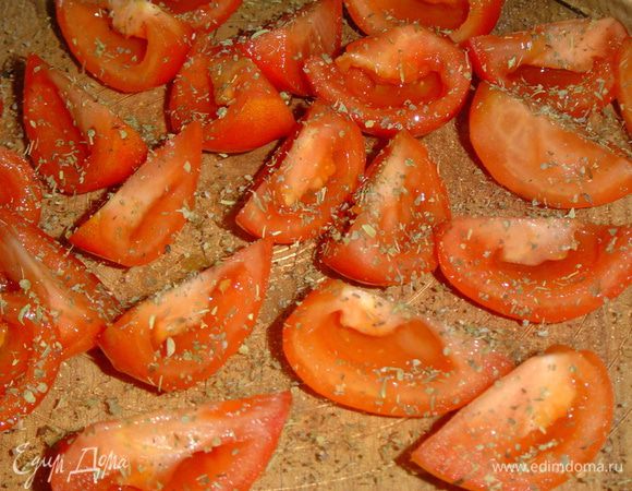 Сегменты раскладываем на тарелку для микроволновой печи (или любую тарелку, которая подойдет для приготовления в микроволновке), подсаливаем по вкусу, притрушиваем итальянскими травами,