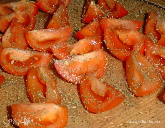 сбрызгиваем оливковым маслом и отправляем в микроволновую печь, включенную на самую большую мощность, на 5 минут.