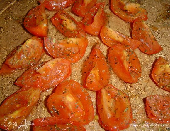 Затем извлекаем помидоры из печи, сливаем в отдельную емкость образовавшийся сок и даем отдохнуть 5 минут, потом опять в печь еще на 5 минут.