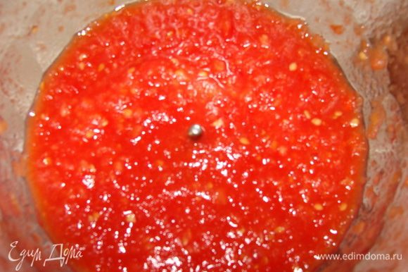 Помидоры помыть и измельчить в блендаре. Можно просто мелко-мелко порезать. Поместить помидорную смесь в казан или кастрюлю с толстым дном, закипятить, добавить соль.
