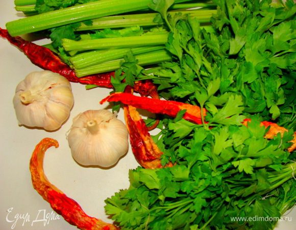 Зелень, чеснок, перец мелко порезать и добавить к кипяшим помидорам, перемешать. Дать закипеть. Зерез десять минут добавить приправы и кипятьть еше 5-10 минут.