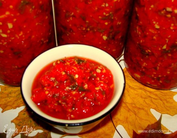 Снять аджику с огня и разложить по стерелизованным банкам. Закатать. Перевернуть банки вниз крышками, укутать до полного остывания.
Аджика готова!!!