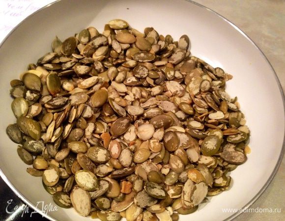 На сухой сковороде обжарить тыквенные семечки...