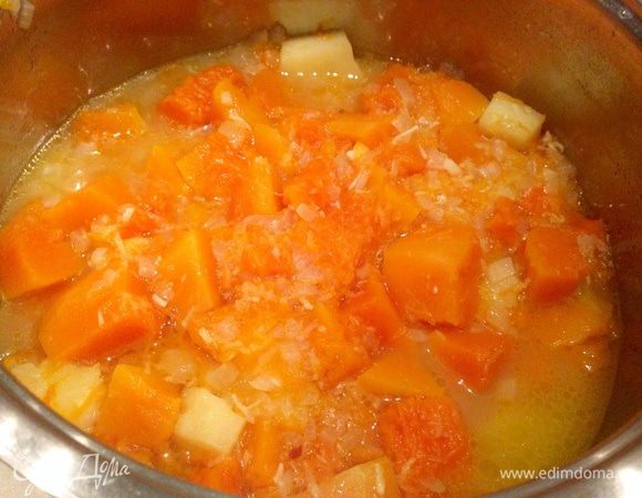 Когда тыква и картофель будут готовы. Слить в отдельную посуду 2/3 бульона, но не выбрасывать, он может пригодится...