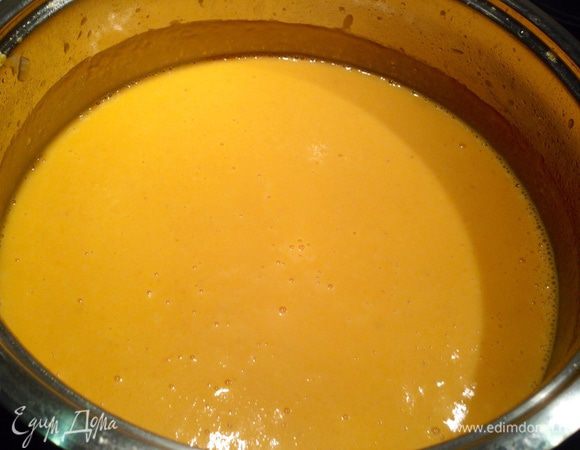 Погружным блендером взбить суп до однородного, кремообразного состояния, добавить горячие сливки, хорошо перемешать.  Посолить по вкусу и слегка прогреть суп,  но не кипятить. Если суп получается очень густым, отрегулируйте его консистенцию отлитым бульоном до нужной вам...