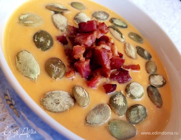 Подавайте горячим с обжаренным беконом и посыпав тыквенными семечками. Приятного аппетита!