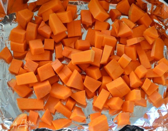 Мякоть тыквы очистить, порезать кубиками. Выкладываем на фольгу в противне и в духовку при 180 С до мягкости (у меня запекалась 15-20 мин.). Тем временем смешиваем остальные ингредиенты для основы (сыр трем на мелкой терке).