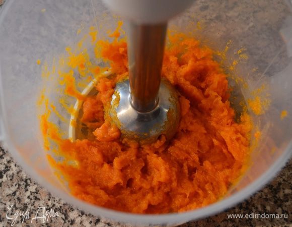 Готовую тыковку измельчаем блендером