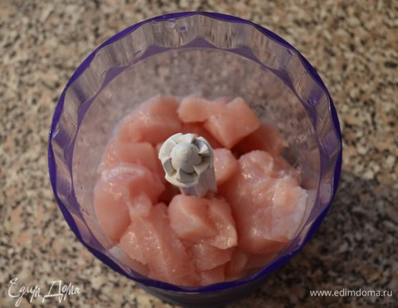 С помощью блендера измельчаем в фарш куриные грудки