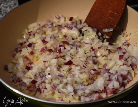 Очищаем и рубим кубиком лук. Жарим на разогретой сковороде до прозрачности