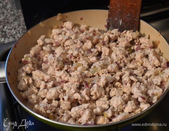 Затем добавляем к луку фарш, солим, перчим по вкусу. Готовим пока фарш равномерно не побелеет+ 5 мин. дополнительно 