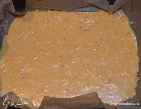 Противень застелить бумагой и смазать раст. маслом. Вылить тесто и печь до небольшого зарумянивания при 180 С ( у меня теста хватило для двух коржей размером 23*30, можно испечь один большой)