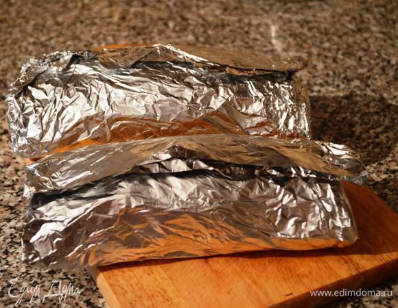Готовую начинку выкладываем на корж. Свернуть в рулет и замотать фольгой ( удобнее сразу сворачивать на фольге, т.к. начинка по бокам выпадает, но вы уверенно заполняйте бока начинкой и сразу закрывайте бочок рулета фольгой). Завернутые рулетики выпекаем в духовке до полной готовности мин 20-25 при 180 С.