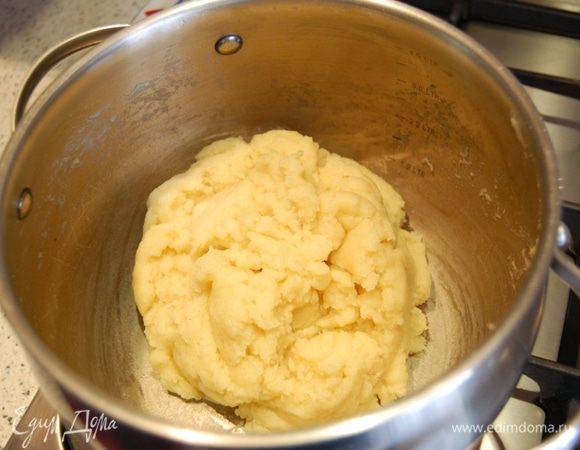 ...пока тесто не начнёт отставать от стенок кастрюли и не примет форму шара...примерно вот так....выключаем огонь...