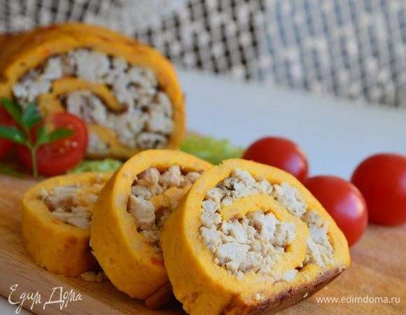 Рулет остудить в фольге, чтобы весь сок, который вытек, впитался в рулет.
Нарезать и можно кушать горячим или холодным! Приятного аппетита!