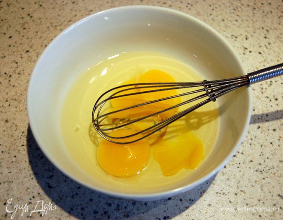 ...во всех рецептах пишут, что яйца нужно добавлять по одному (а их целых 8 штук!!!)...для меня это очень утомительно....поэтому я себе облегчила задачу и добавляю по два яйца сразу (этот метод ко мне пришёл путём долгой практики с этим тестом)...