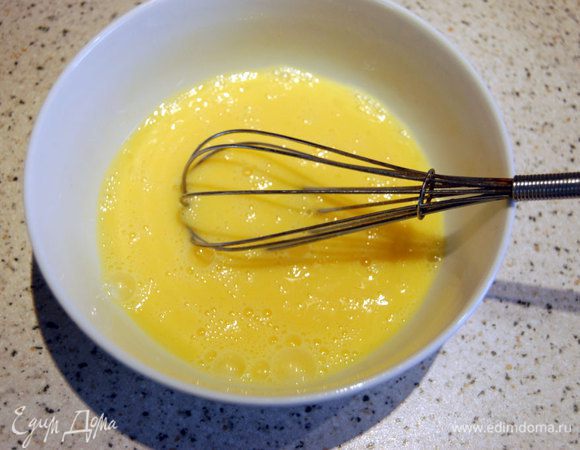 ...просто я взбиваю венчиком сразу два яйца в отдельной миске....
