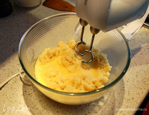 ...потом выливаю их в тесто....и миксером с насадкой для теста  вымешиваю до максимально (на что способен миксер)  возможной однородности...