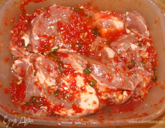 Свинину нарезать порционно. Чем тоньше будут кусочки, тем быстрее будет готово блюдо! Замариновать в аджике. Оставить на на пару часов. Но чем, дольше она простоит в маринаде, тем лучше пропитается, а если оставить так на ночь, будет совершенно идеальный вариант!