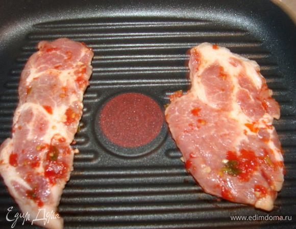 Сковороду гриль хорошенко разогреть.Выложить мясо.









