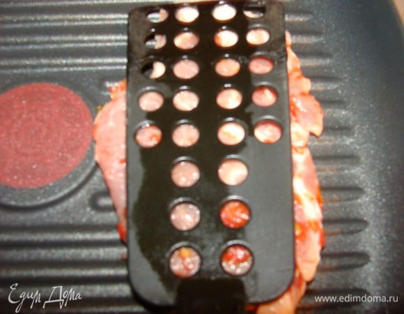  Придавить лопаточкой. Жарить 4-5 минут.