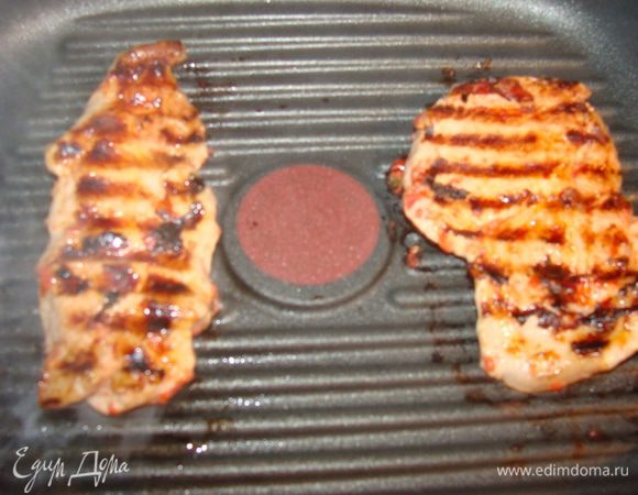 Перевернуть. Если кусочки тоненькие, то продолжая придавливать переодически лопаткой, жарить еще 3-5 минут. Если куски крупные, нужно прикрыть тарелкой или небольшой крышкой и поставить гнет, так мясо быстрее прожарится. (5-7минут) 