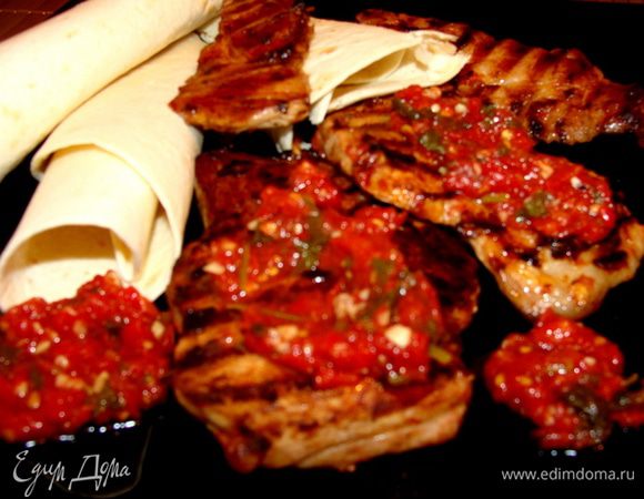 Вот и все. Ни соли ни перца я не добавляла, так как все что нужно, мясо впитало в себя из аджики. Приятного аппетита!