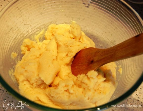 ...потом лопаткой довожу до гладкой однородной структуры (физически так значительно легче)....аналогичным образом вмешать все остальные яйца....