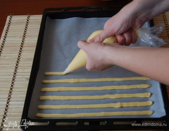 ....выкладываем тесто в кондитерский мешок с круглой насадкой диаметром 1 см. На противень застеленный бумагой для выпечки выдавливаем палочки на всю длину ...и выпекаем в заранее разогретом духовом шкафу 20 минут при температуре 180 градусов...Духовой шкаф - это конечно штука у всех индивидуальная, так что как только они поднимутся и слегка подрумяняться - вынимайте!!!!