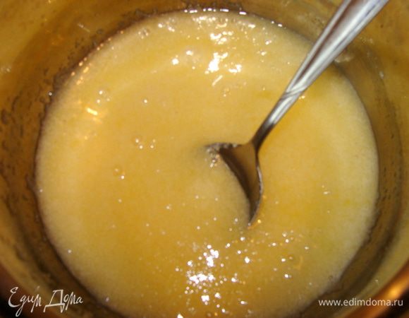 Яйца растереть с сахаром и маслом.