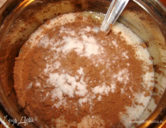 Добавить какао, ванилин, муку. 