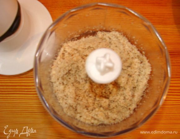 Орехи измельчить в блендере.