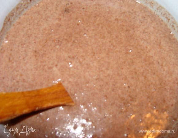 Добавить молоко, перемешать и поставить на медленный огонь. Варить, постоянно помешивая, до загустения.