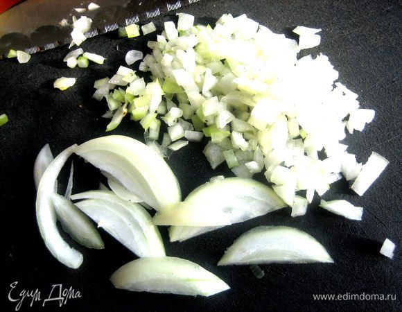Луковицу измельчить.