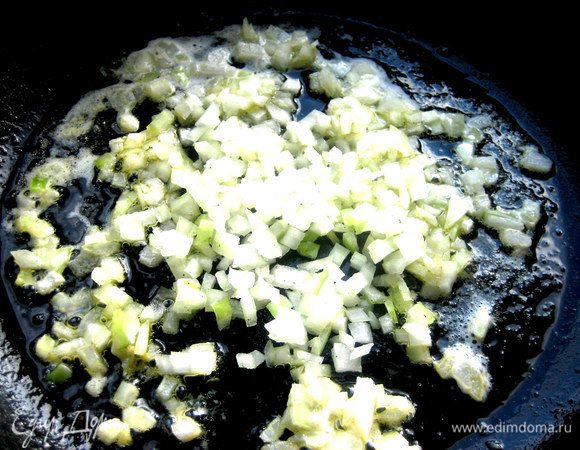 Высыпать к маслу.