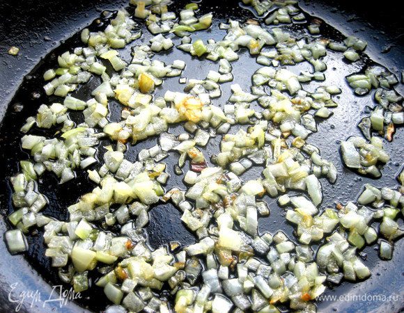 Обжарить на среднем огне, стараясь, чтобы лук не подгорел.